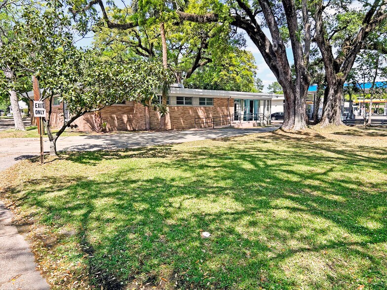 More Photos Of 1304 Government St, Mobile Veterinarian Kennel For Sale