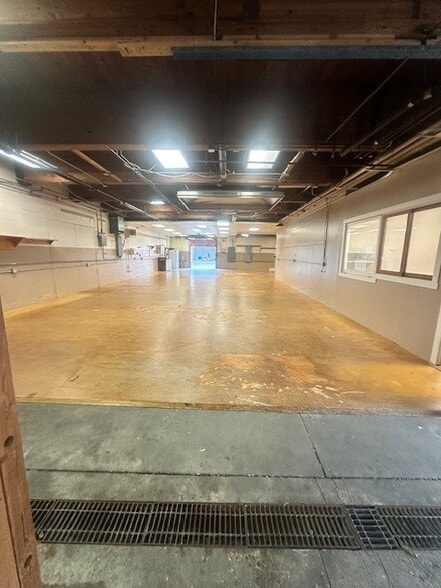 More Photos Of 2440 W Commodore Way, Seattle Manufacturing For Lease
