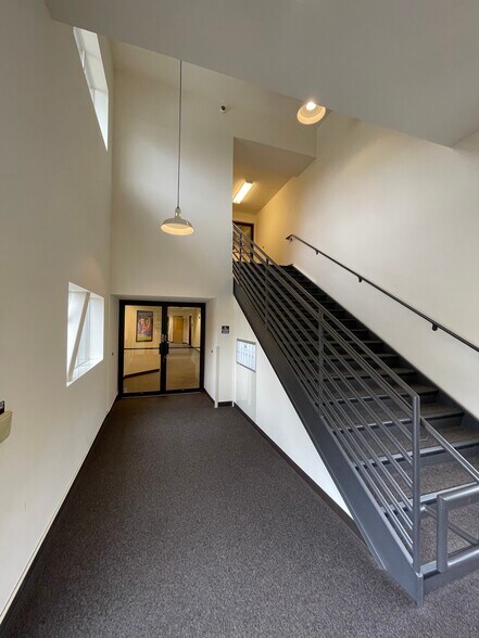 More Photos Of 8950 SW Burnham St, Tigard Office For Sale