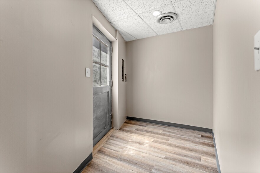 More Photos Of 18120 Mack Ave, Grosse Pointe Storefront Retail Office For Sale