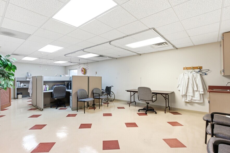 More Photos Of 1640 Willow Circle Dr, Crest Hill Medical For Sale