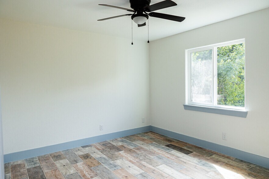 More Photos Of 811 Matchett St, Brenham Apartments For Sale