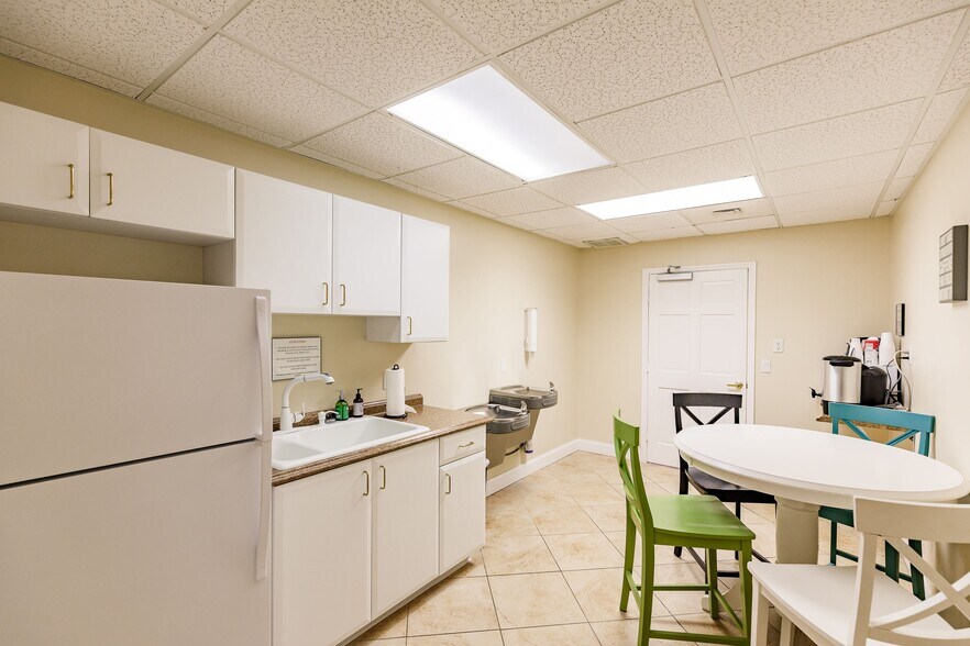 More Photos Of 12535 New Brittany Blvd, Fort Myers Coworking Space