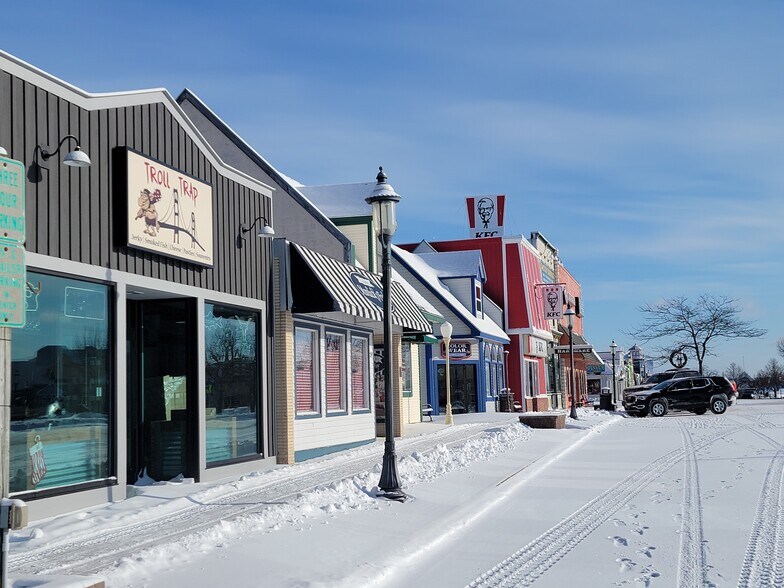 More Photos Of 217 E Central Ave, Mackinaw City Storefront For Lease