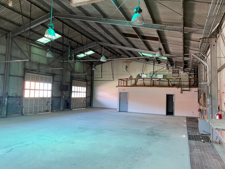 More Photos Of 1547 W Poplar St, San Antonio Warehouse For Sale