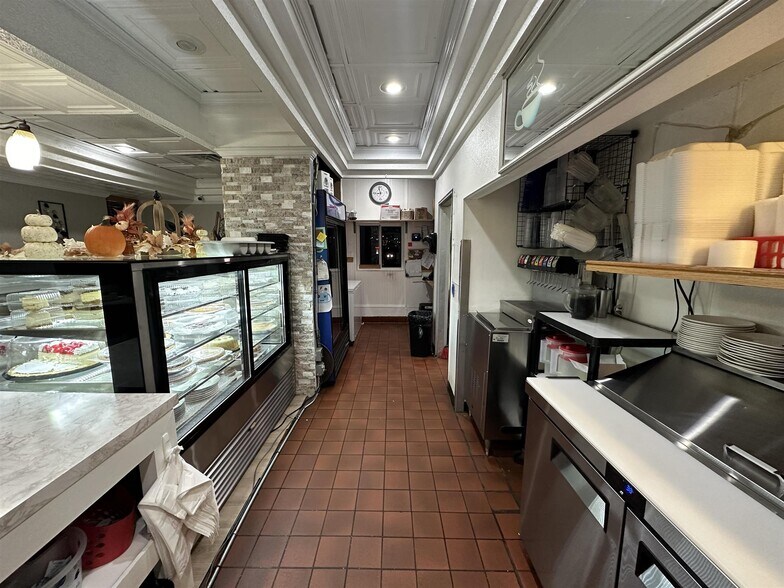 More Photos Of 1427 W Galena Ave, Freeport Restaurant For Sale