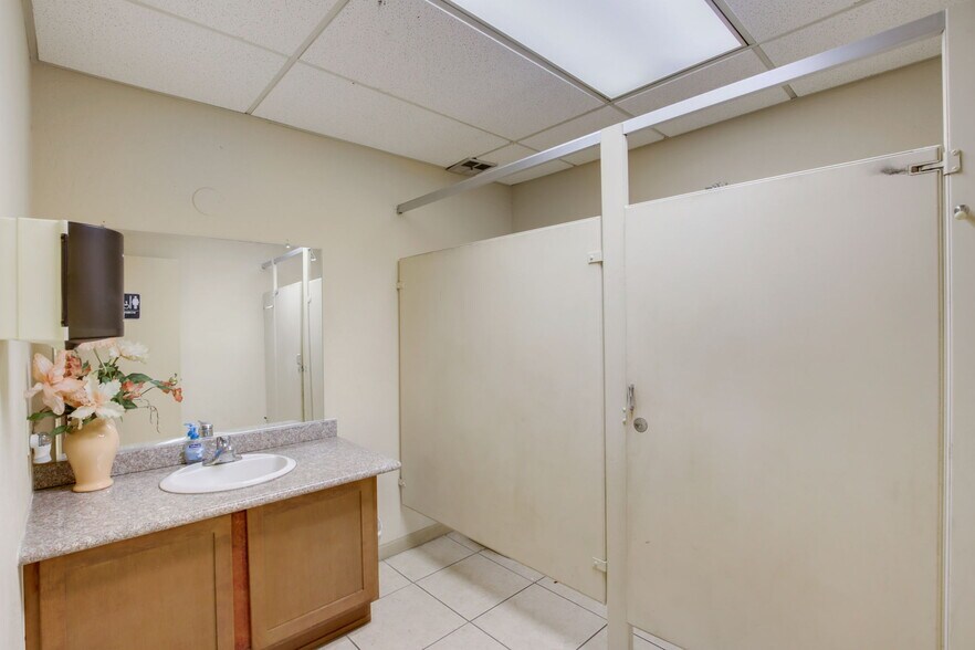 More Photos Of 4496 N Black Canyon Fwy, Phoenix Office Residential For Sale