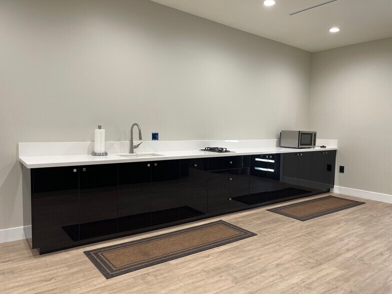 More Photos Of 5627 Cahuenga Blvd, North Hollywood Office For Sale