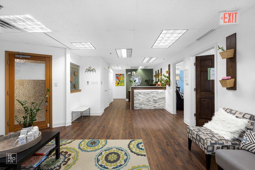 More Photos Of 17W300 22nd St, Oakbrook Terrace Medical For Lease