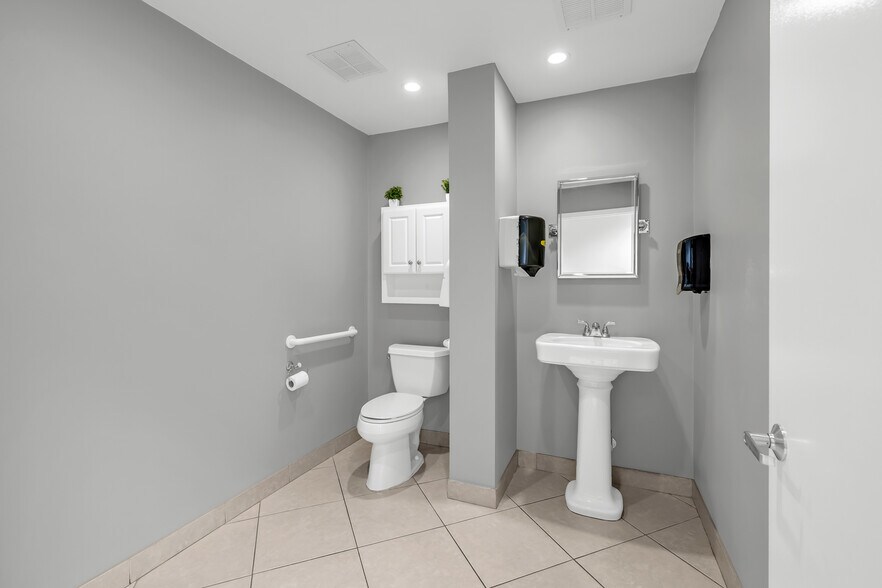 More Photos Of 665 SE 10th St, Deerfield Beach Medical For Lease