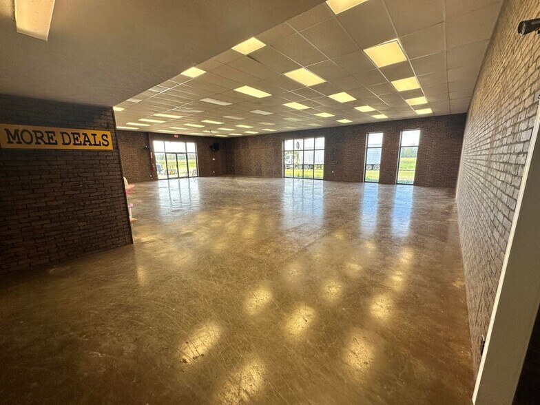 More Photos Of 910 State Highway 30 W, New Albany Warehouse For Sale