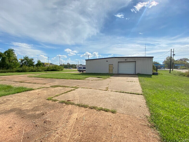 More Photos Of 2112 N Bolton Ave, Alexandria Service For Sale