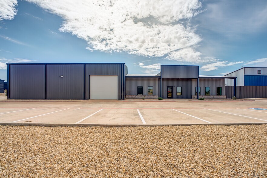 More Photos Of 3205 118th St, Lubbock Distribution For Lease