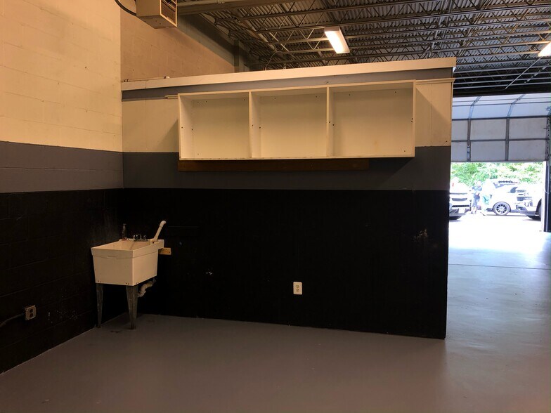 More Photos Of 7513 Gary Rd, Manassas Warehouse For Lease