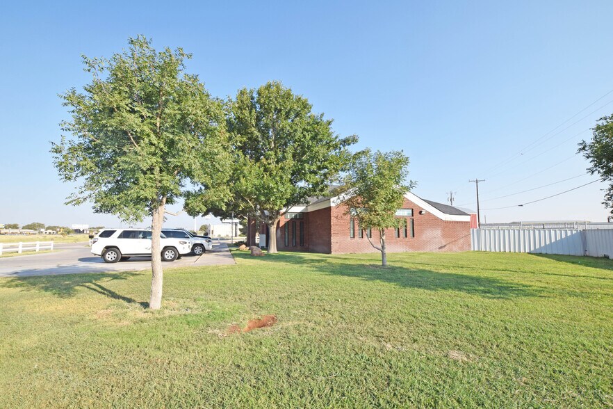 More Photos Of 327 SE Loop 338, Odessa Flex For Lease