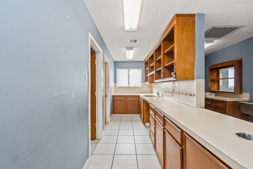 More Photos Of 1810 25th Ave N, Texas City Medical For Sale