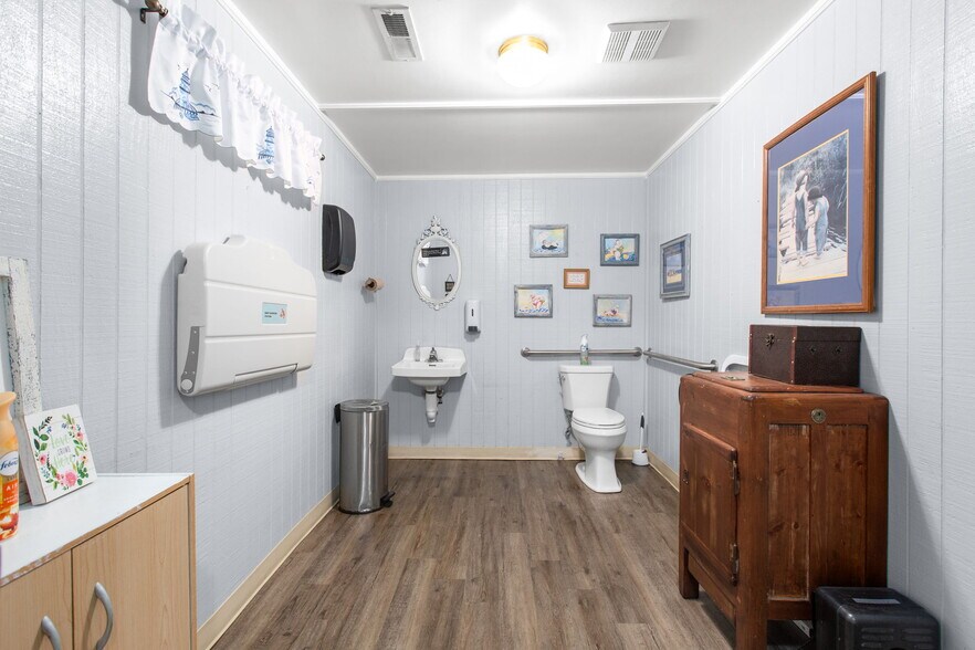 More Photos Of 1006 & 1008 S Church Lane, Tappahannock General Retail For Sale