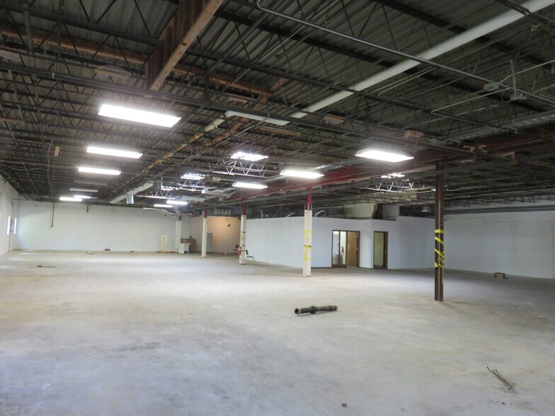 More Photos Of 800 E 10th St E, Hastings Manufacturing For Lease