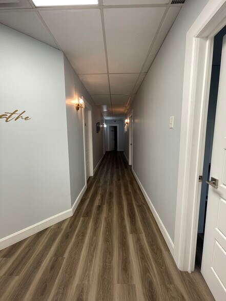 More Photos Of 3858-3870 Notre-Dame, Laval Office For Sale