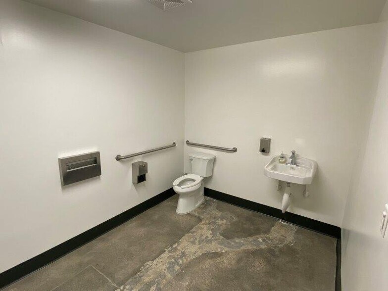 More Photos Of 21-29 W Easy St, Simi Valley Unknown For Lease