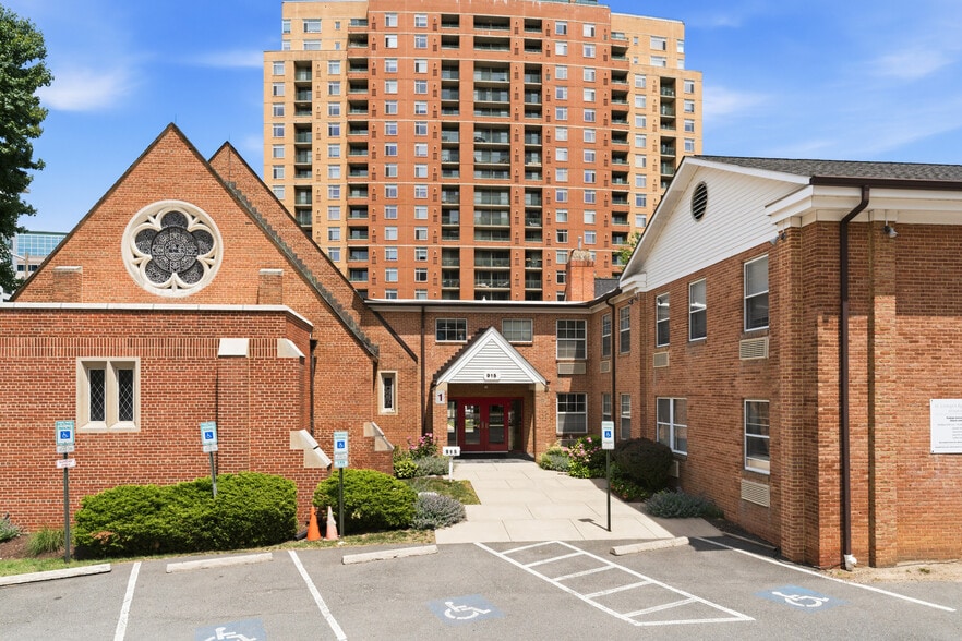 More Photos Of 915 N Oakland St, Arlington Religious Facility For Lease