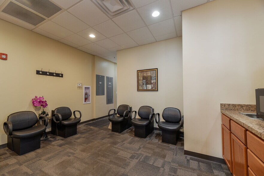 More Photos Of 123 W Washington St, Oswego Office For Lease