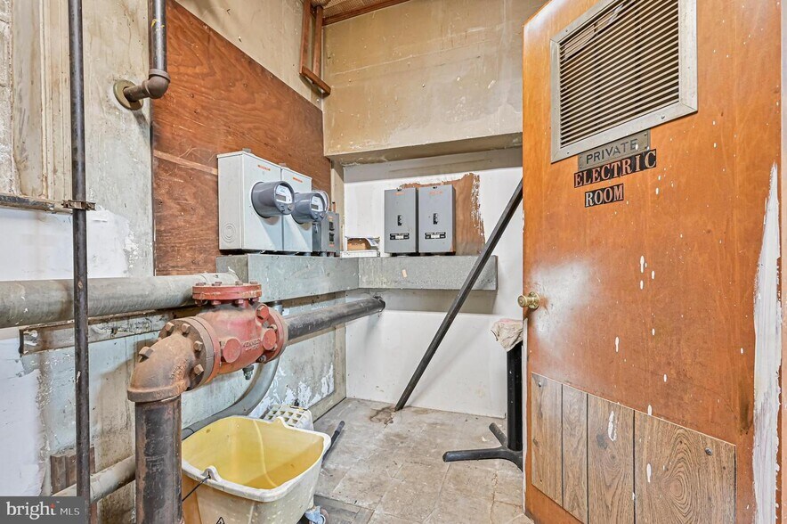 More Photos Of 13 N East Blvd, Vineland Flex For Sale