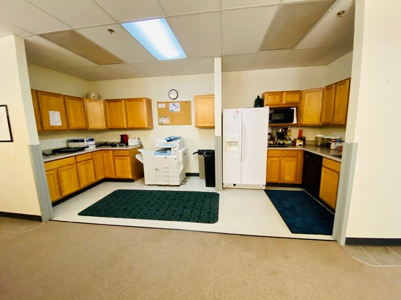 More Photos Of 1400 E Lincoln St, Gillette Warehouse For Lease