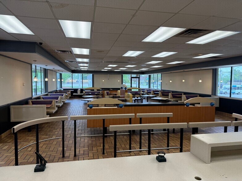 More Photos Of 7606 N 30th St, Omaha Fast Food For Sale