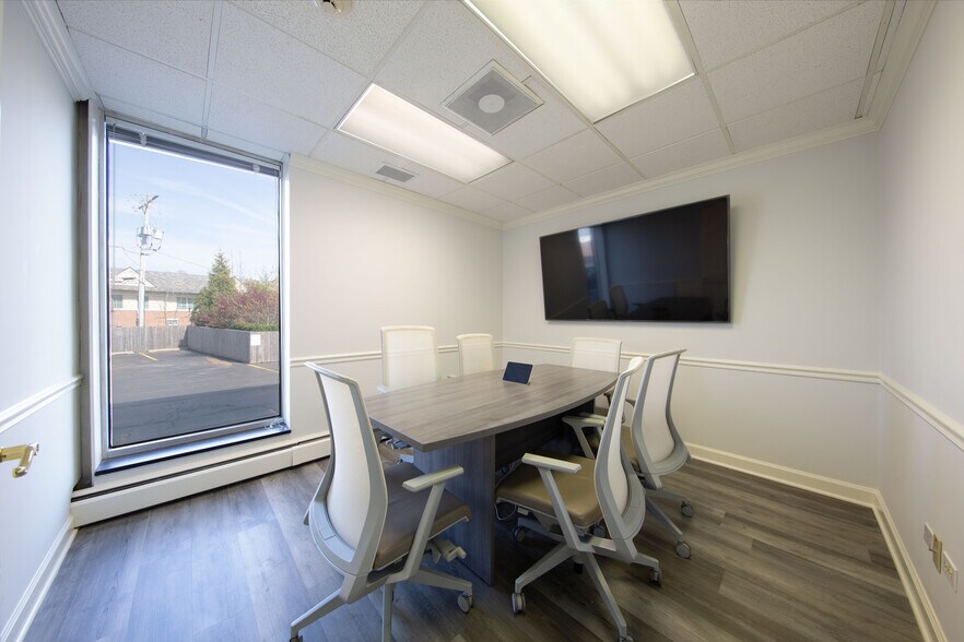 More Photos Of 222 E Wisconsin Ave, Lake Forest Office For Lease