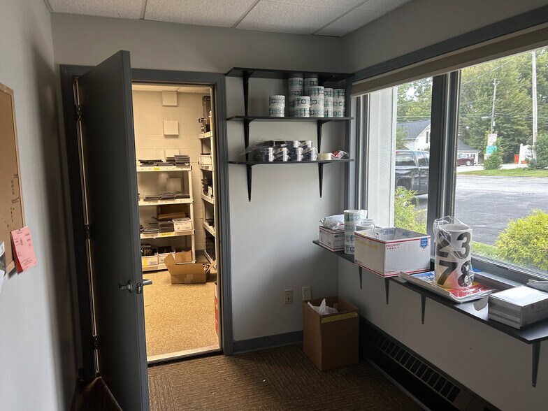 More Photos Of 70 Ridge Rd, Ontario Showroom For Lease