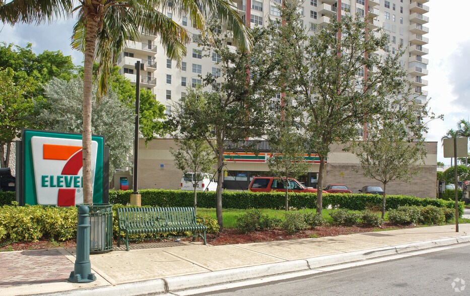 More Photos Of 3301 NE 30th St, Fort Lauderdale Convenience Store For Lease