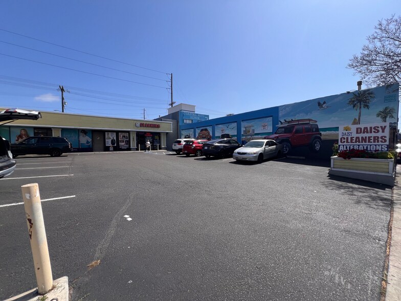 More Photos Of 1631-1637 Garnet Ave, San Diego General Retail For Sale