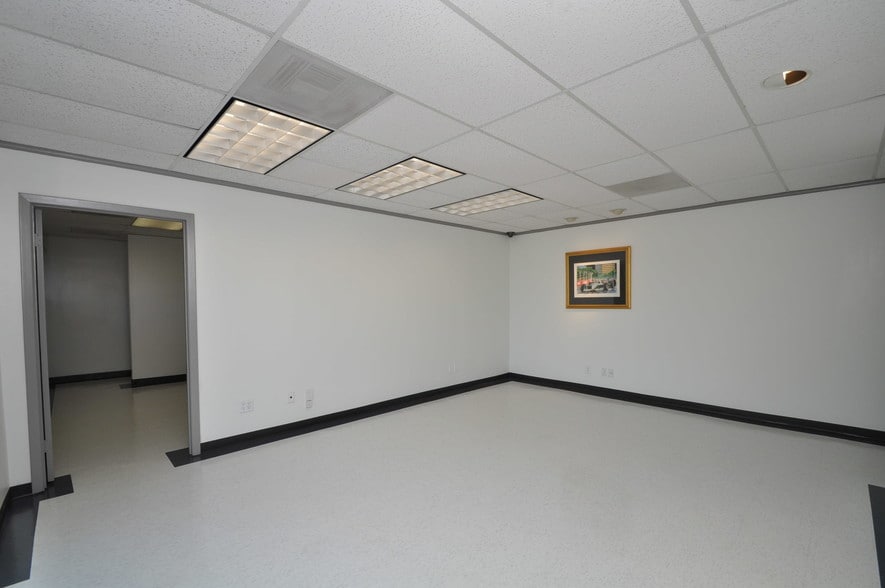 More Photos Of 5829 Beverly Hill St, Houston Warehouse For Lease