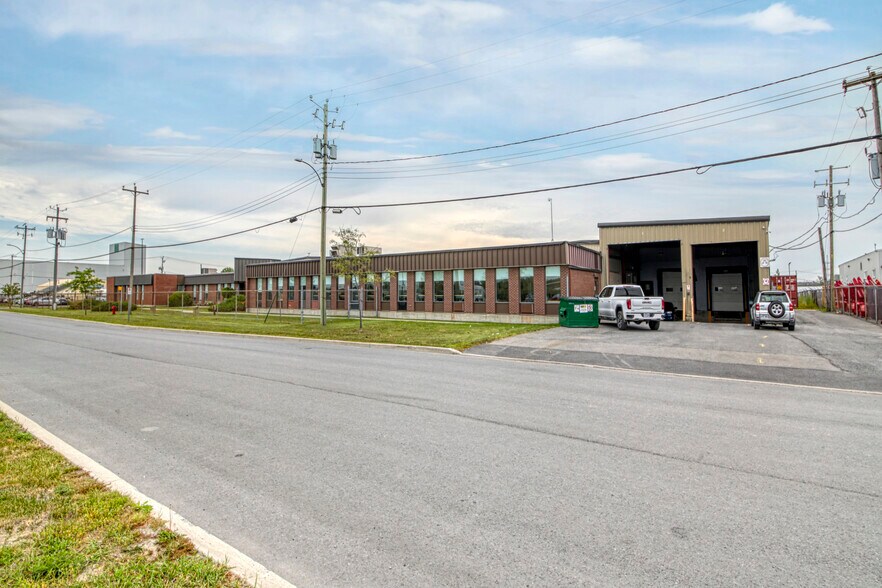 More Photos Of 1265-1325 Rue Industrielle, La Prairie Warehouse For Lease