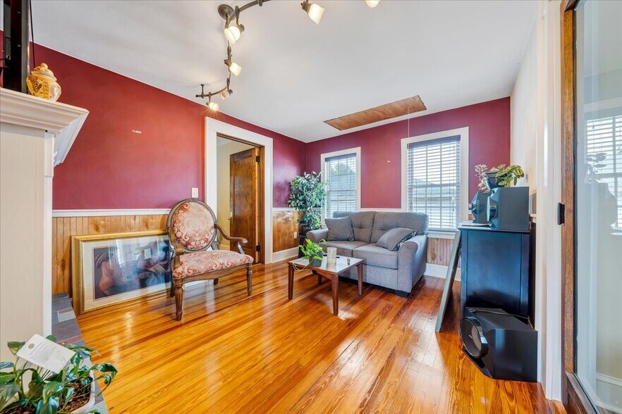 More Photos Of 3118 Williamson Rd NW, Roanoke Freestanding For Sale