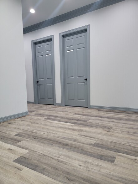 More Photos Of 15018 Lakefair Dr, Richmond Office For Lease