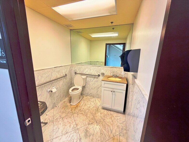 More Photos Of 14231 W Jetport Loop, Fort Myers Showroom For Lease