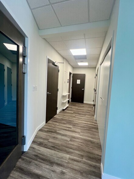 More Photos Of 1902 W Kennedy Blvd, Tampa Office For Lease