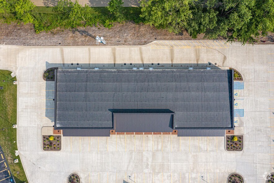 More Photos Of 882 Kraft St, Clarksville Showroom For Lease