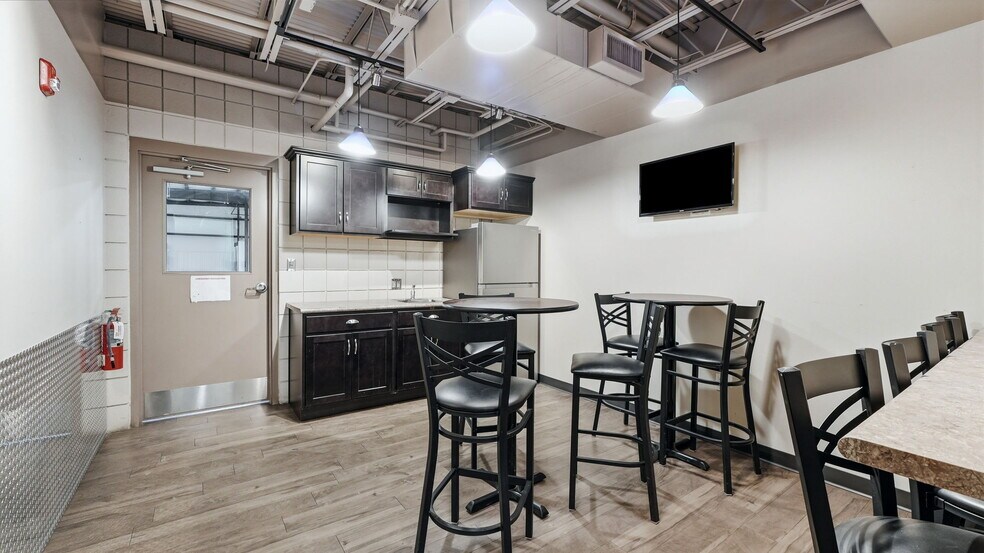 More Photos Of 3421 Centennial Dr, Fort Wayne Warehouse For Lease