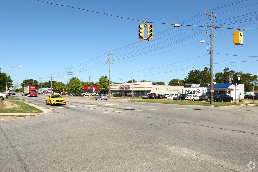 More Photos Of 23236-23300 Van Born Rd, Dearborn Heights Freestanding For Lease