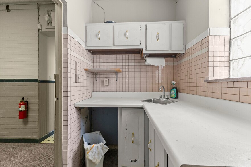 More Photos Of 10531 Wren St, Dearborn Bar For Sale