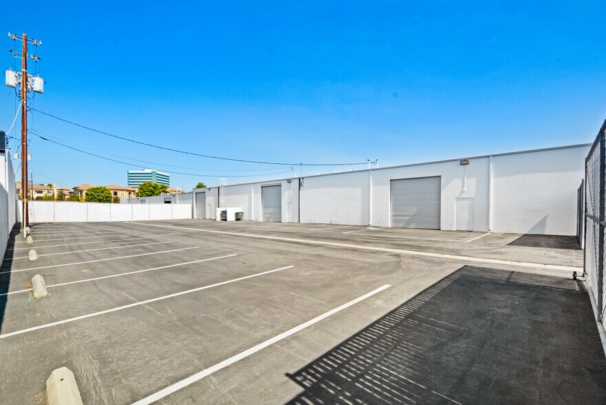 More Photos Of 2221 S Dupont Dr, Anaheim Warehouse For Sale