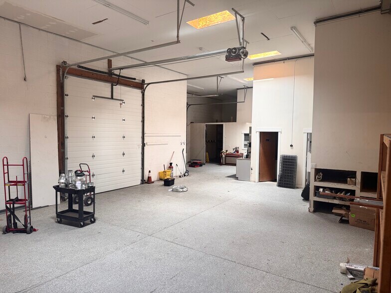 More Photos Of 518-540 S Commerce Dr, Orem Warehouse For Lease