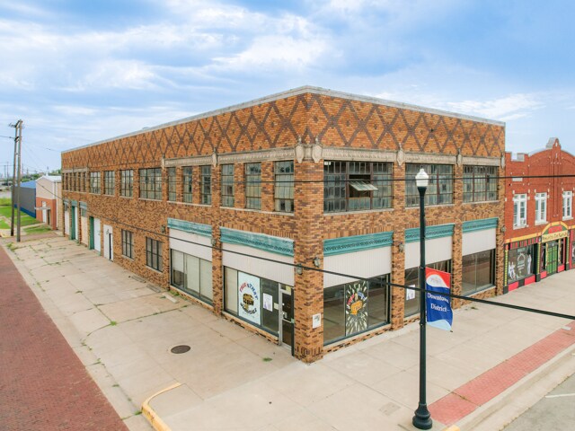 More Photos Of 200 W Grand Ave, Ponca City Warehouse For Sale