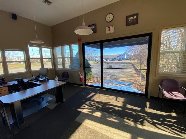 More Photos Of 34 Lafayette Rd, North Hampton Freestanding For Lease