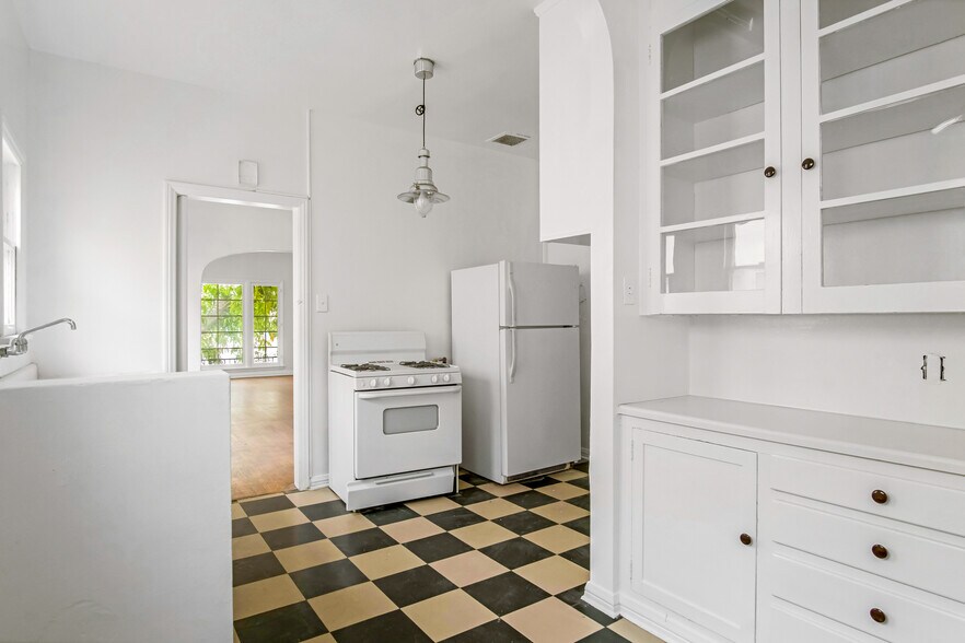 More Photos Of 712 S Stanley Ave, Los Angeles Apartments For Sale