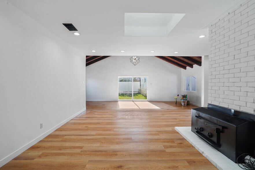More Photos Of 20336 Cantara St, Winnetka Apartments For Sale