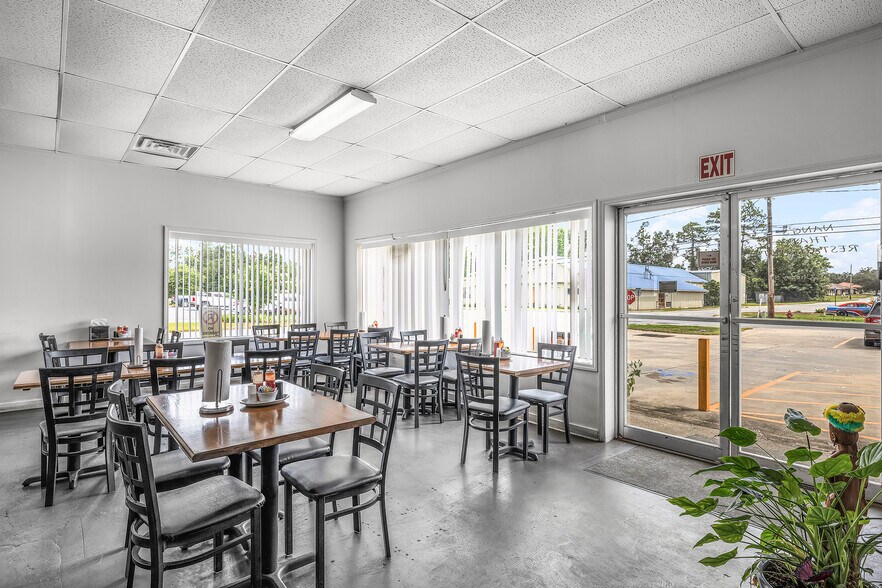 More Photos Of 697 W Cherry St, Jesup Restaurant For Sale